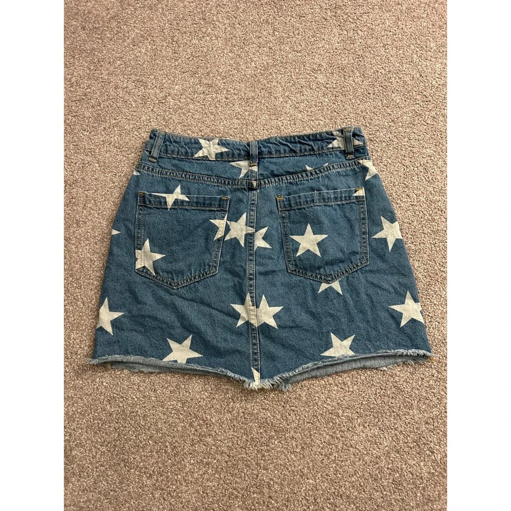 Le Lis Star Print Denim Mini Skirt Womens Medium Blue Excellent Full Zip Raw Hem